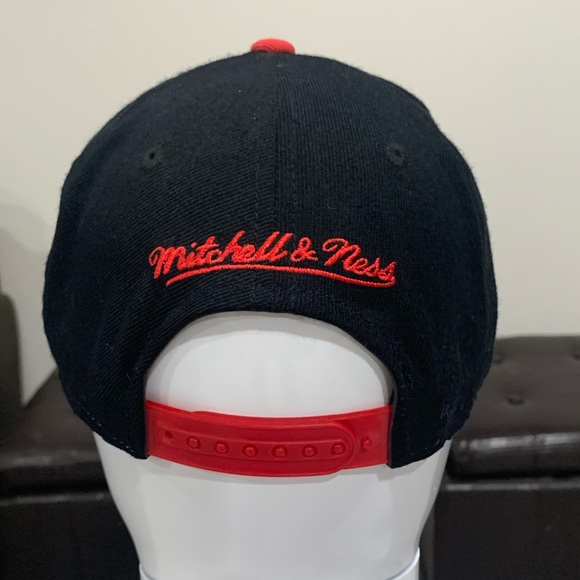 Miami Heat Mitchell & Ness Sharktooth Adj Hat - Picture 2 of 3